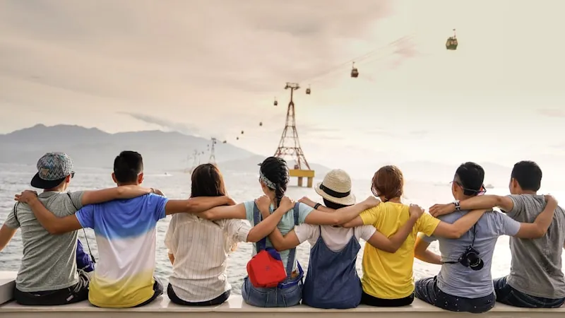 Organiser un week-end entre amis de 30 à 45 : la méthode complète